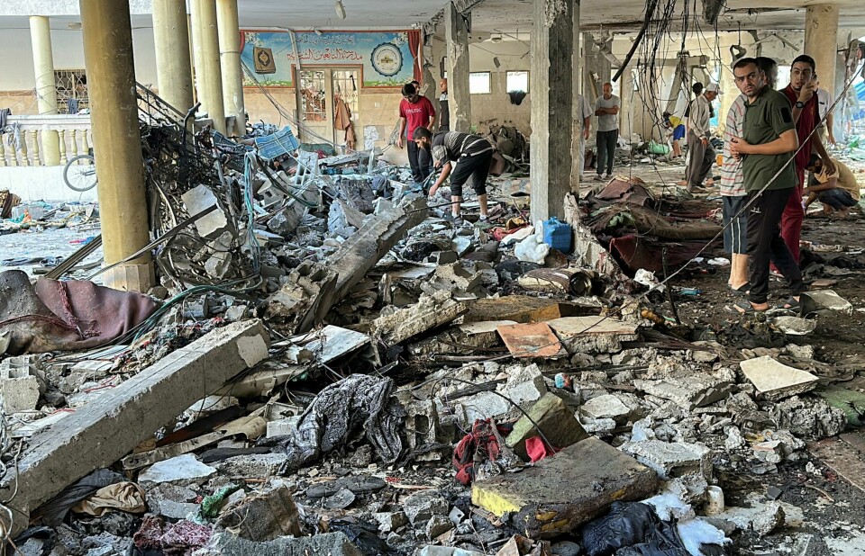 Minst 100 mennesker er ifølge palestinske myndigheter drept i et angrep mot en skole i Gaza by i morgentimene lørdag Minst 100 mennesker er ifølge palestinske myndigheter drept i et angrep mot en skole i Gaza by i morgentimene lørdag