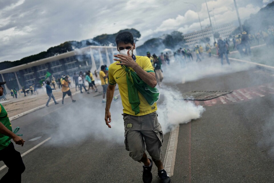 Myndighetene i Brasilia skal ha fått beskjed om at det var 100 busser på vei med demonstranter. Bare noen få ble stoppet. Hvorfor, undrer vår kommentator. .