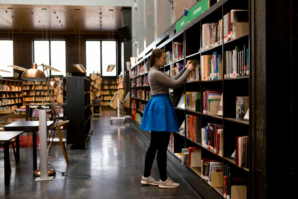 Illustrasjonsbilde: Ung kvinne låner bøker på Deichmanske bibliotek. Norske universitet og høgskular førebur seg på å ta imot ukrainske flyktningar. Mange peiker på utfordringar med opptak, finansiering av studieplassar og språkutfordringar. Foto: Thomas Brun / NTB / NPK