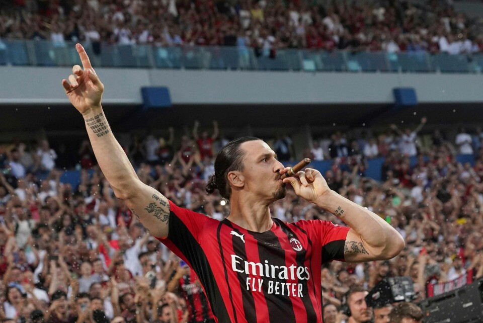 Zlatan Ibrahimovic røyker en seierssigar etter at han og Milan vant Serie A sist helg. Zlatan Ibrahimovic feira seriegullet med ein sigar sist søndag. Foto: Spada / LaPresse via AP / NTB.