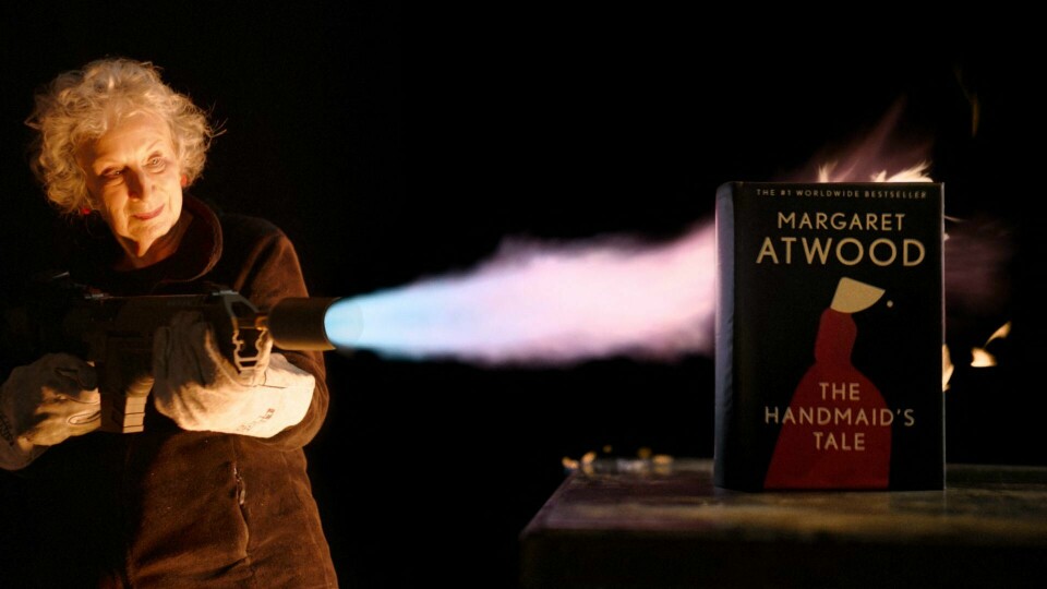 Mandag kveld ble det publisert en video av den kjente forfatteren Margaret Atwood med en flammekaster rettet mot sin egen bok. Mandag kveld ble det publisert en video av den kjente forfatteren Margaret Atwood med en flammekaster rettet mot sin egen bok.