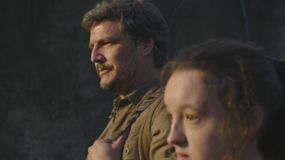 «The Last of Us» følger Joel (Pedro Pascal) og Ellie (Bella Ramsey) på en farefull ferd gjennom et post-apokalyptisk USA. Dette er i 2023, 20 år etter at en pandemi forårsaket av en soppkultur gjorde mennesker om til zombie-aktige monstre. Det litt uklare motivet er muligens en referanse til spillet HBO-serien er basert på. Serien følger Joel (Pedro Pascal) og Ellie (Bella Ramsey) på en farefull ferd gjennom et post-apokalyptisk USA. Dette er i 2023, 20 år etter at en pandemi forårsaket av en soppkultur gjorde mennesker om til zombie-aktige monstre.