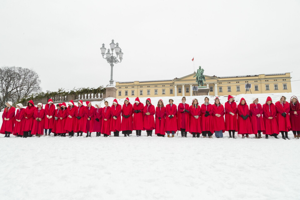 Her protesterer Sigrid Bonde Tusvik sammen med 30 andre kvinner mot regjeringen i «Handmaids Tale»-utkledning foran Slottsplassen i det statsminister Erna Solberg presenterer sin utvidede regjering etter ekstraordinært statsråd på Slottet tirsdag. Her protesterer Sigrid Bonde Tusvik sammen med 30 andre kvinner mot regjeringen i «Handmaids Tale»-utkledning foran Slottsplassen i det statsminister Erna Solberg presenterer sin utvidede regjering etter ekstraordinært statsråd på Slottet tirsdag.