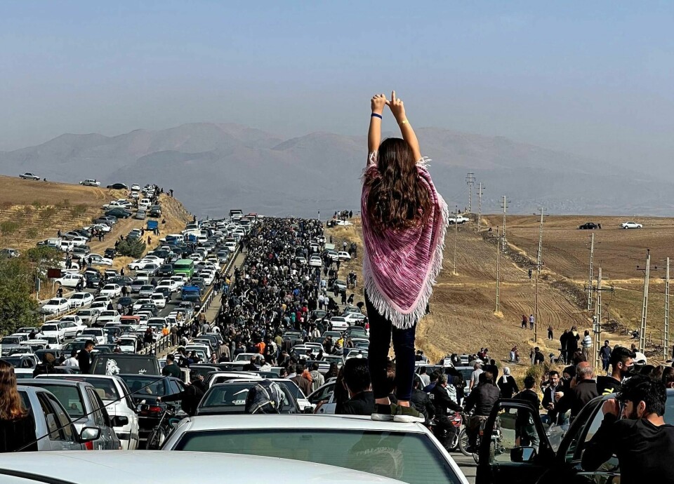 Bildet fra oktober skal angivelig vise en kvinne som står på et biltak uten å ha dekket til håret sitt idet tusenvis av mennesker dro til provinsen Kurdistan i Iran for å marekre at det var 40 dager siden Mahsa Aminis dødsfall. Bildet fra oktober skal angivelig vise en kvinne som står på et biltak uten å ha dekket til håret sitt idet tusenvis av mennesker dro til provinsen Kurdistan i Iran for å marekre at det var 40 dager siden Mahsa Aminis dødsfall.