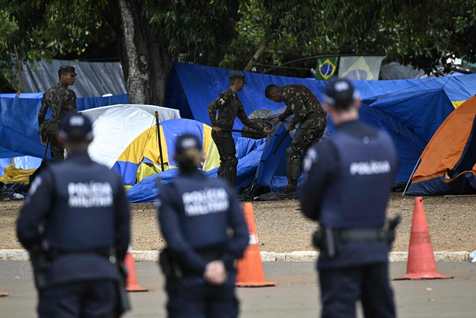 Soldater demonterer en av leirene tilhengere av ekspresident Jair Bolsonaro hadde satt opp utenfor hærens hovedkvarter i Brasilia. Soldater demonterer en av leirene tilhengere av ekspresident Jair Bolsonaro hadde satt opp utenfor hærens hovedkvarter i Brasilia.