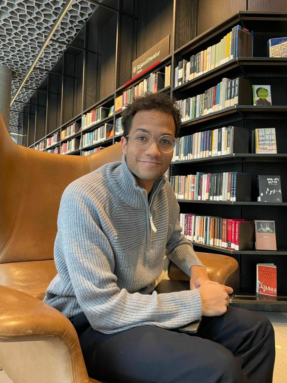 Philip Kollstrøm (21) benytter seg av lånetilbudet i blant, men har begynt å kjøpe flere bøker. Philip Kollstrøm (21) benytter seg av lånetilbudet i blant, men har begynt å kjøpe flere bøker.