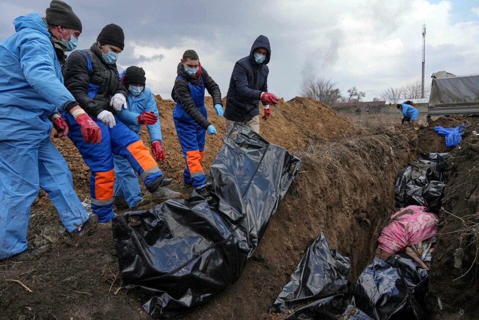 Døde blir lagt i en massegrav i utkanten av havnebyen Mariupol i Ukraina, som etter flere måneder med harde kamper nå kontrolleres av russiske styrker. Døde blir lagt i en massegrav i utkanten av havnebyen Mariupol i Ukraina, som etter flere måneder med harde kamper nå kontrolleres av russiske styrker. Foto: AP / NTB