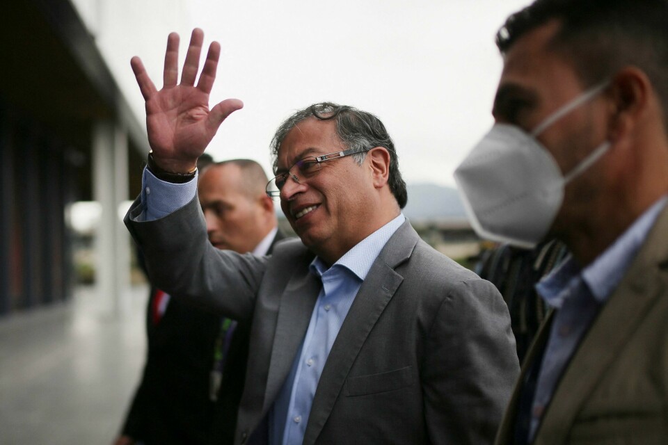 Venstresidas Gustavo Petro kjemper for å bli Colombias neste president. Søndag er det tid for første valgomgang. Venstresidas Gustavo Petro vinker på vei inn til en debatt i Bogota, Colombia.