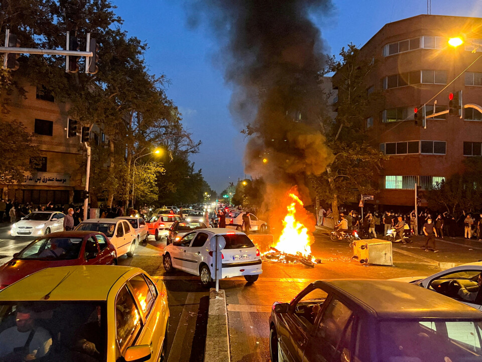 En motorsykkel brenner underveis i en protest i Teheran etter Mahsa Aminis dødsfall i september. En motorsykkel brenner underveis i en protest i Teheran etter Mahsa Aminis dødsfall i september.