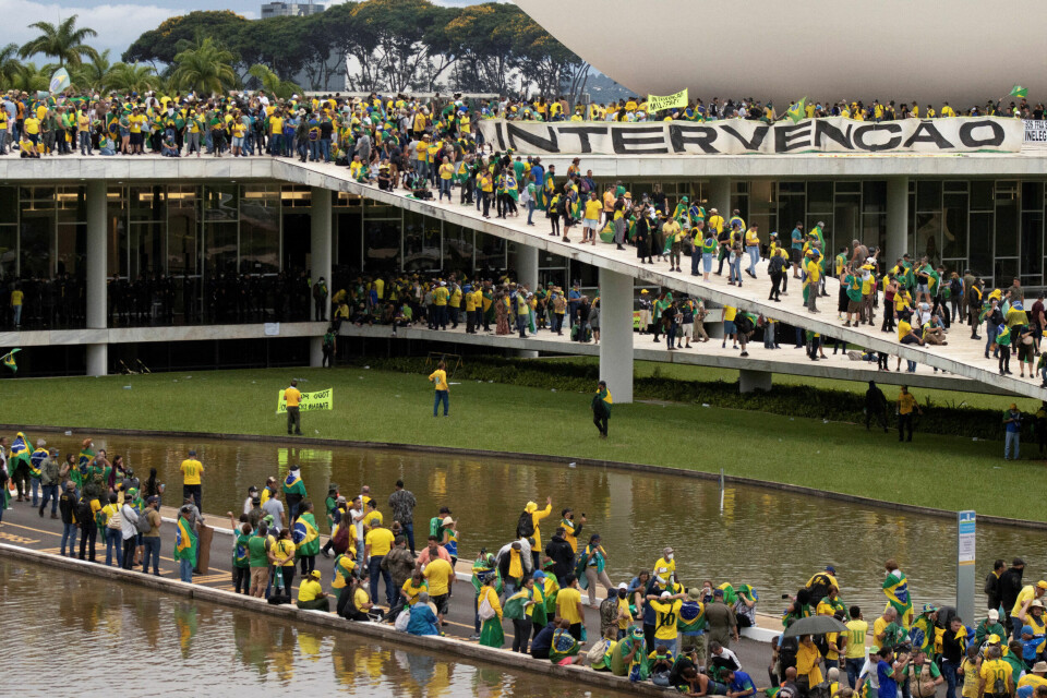 Bolsonaro-tilhengere ved Planalto-palasset, kontoret til den brasilianske presidenten, søndag. Bolsonaro-tilhengere ved Planalto-palasset, kontoret til den brasilianske presidenten, søndag.