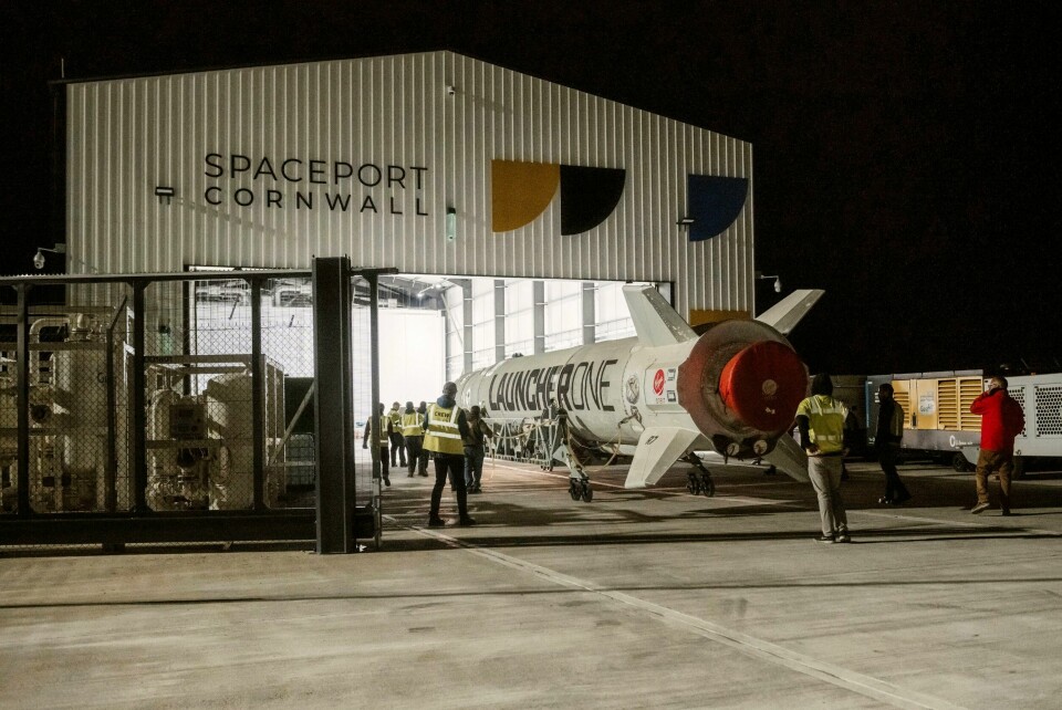 Bildet viser raketten Cosmic Girl i en hanger på flyplassen i Cornwall i England. Bildet viser raketten Cosmic Girl i en hanger på flyplassen i Cornwall i England. Foto: Virgin Orbit / AP / NTB