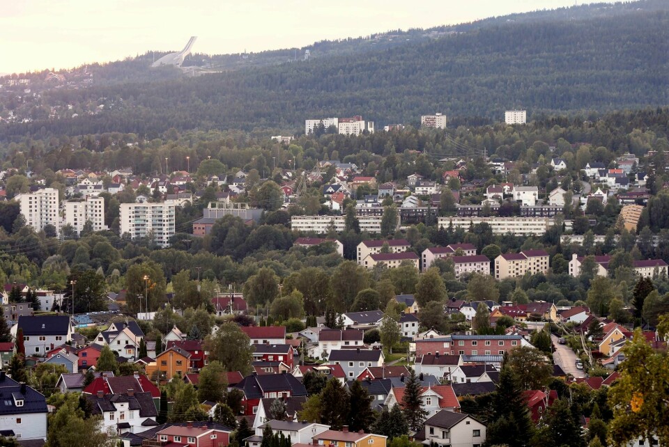 Kommunen bør gå foran og fremme utvikling og gjenbruk av eksisterende bygg i den nye småhusplanen for Oslo, skriver arkitekt Ole Knagenhjelm Lysne. På bildet: Boligstrøket Kjelsås i forgrunnen med småhus og villaer, videre bakover Frysja med blokker og Korsvoll med villa- og rekkehusbebyggelse. Småhusbebyggelse