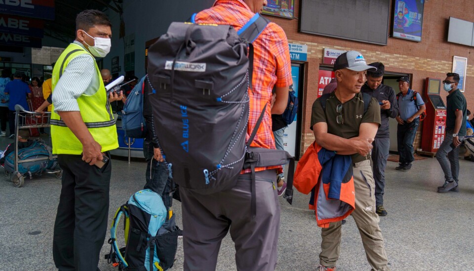 En gruppe fjellklatrere forbereder seg på å delta i letingen etter flyet fra Tara Air som ble meldt savnet søndag. Foto: AP / NTB En gruppe fjellklatrere forbereder seg på å delta i letingen etter flyet fra Tara Air som ble meldt savnet søndag. Foto: AP / NTB
