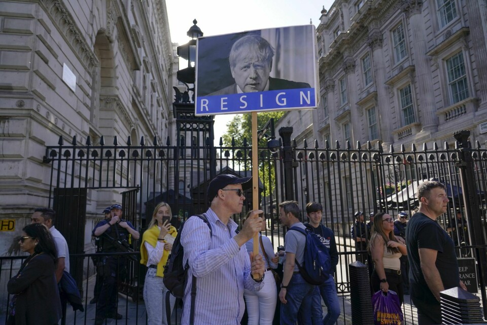 Demonstranter utenfor statsministerboligen i Downing Street fredag 27. mai, med plakater med påskriften «Gå av.» Demonstranter utenfor statsministerboligen i Downing Street fredag 27. mai, med plakater med påskriften «Gå av.»
