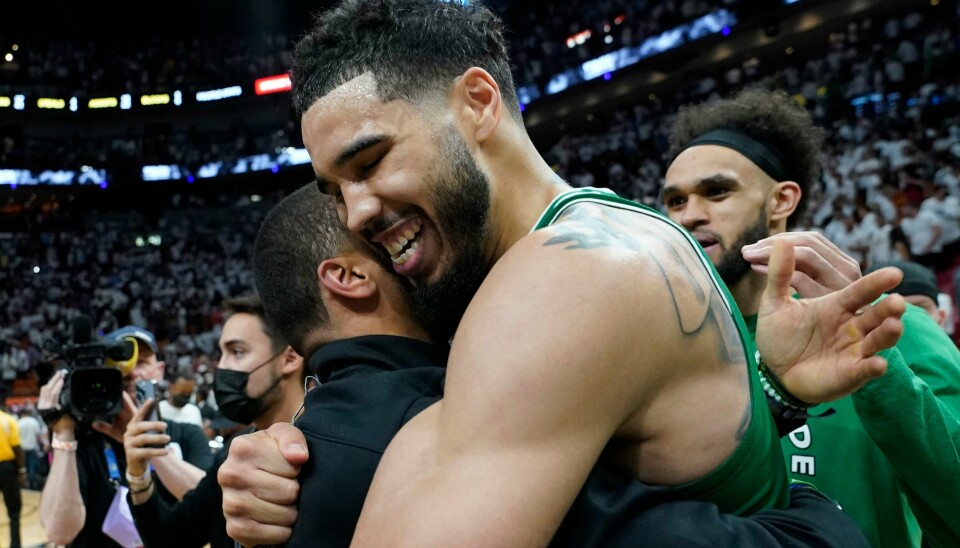 Jayson Tatum ledet sitt Boston Celtics til NBA-finalen med seier over Miami Heat. Jayson Tatum ledet sitt Boston Celtics til NBA-finalen med seier over Miami Heat. Foto: Lynne Sladky / AP / NTB