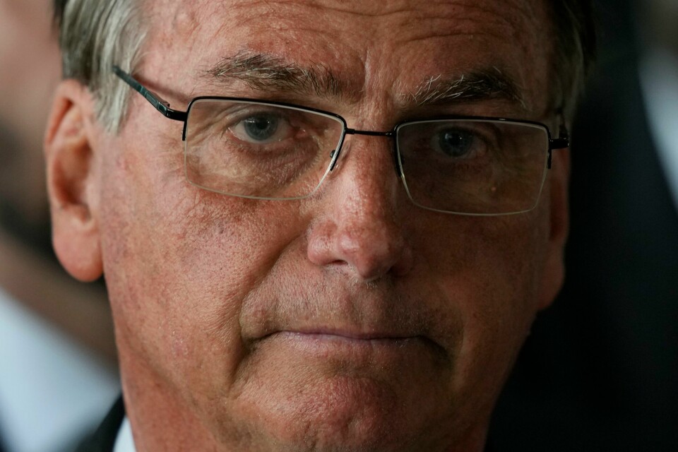 Brasils ekspresident Jair Bolsonaro har blitt innlagt på sykehus i Florida med magesmerter. Bolsonaro har ikke uttalt seg mye etter valgnederlaget i oktober. Det har svekket posisjonen hans, mener analytikere. Foto: Eraldo Peres / AP / NTB
