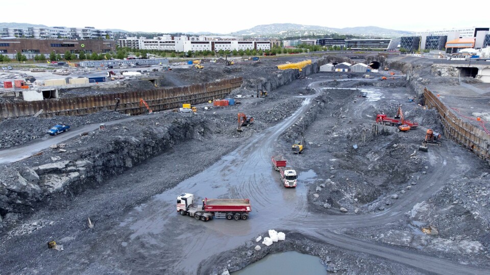 Dronefoto av det som skal bli Fornebubanen. T-banen blir en ny T-banestrekning som skal gå fra Majorstuen til Fornebu. Den skal stå ferdig i 2027.Foto: Gorm Kallestad / NTB Arbeidet med å bygge Fornebubanen er i gang, men om det blir fullført, er opp til SV og Ap i Oslo.Foto: Gorm Kallestad / NTB