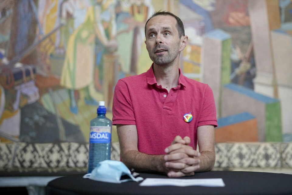 Hallstein Bjercke i Venstre Hallstein Bjercke i Venstre mener en gjennomsnittsfamilie vil tape 200.000 kr i året på sekstimersdagen. Her bygger han på tall som allerede har blitt tilbakevist som åpenbart urimelige, skriver innleggsforfatterne fra Rødt.