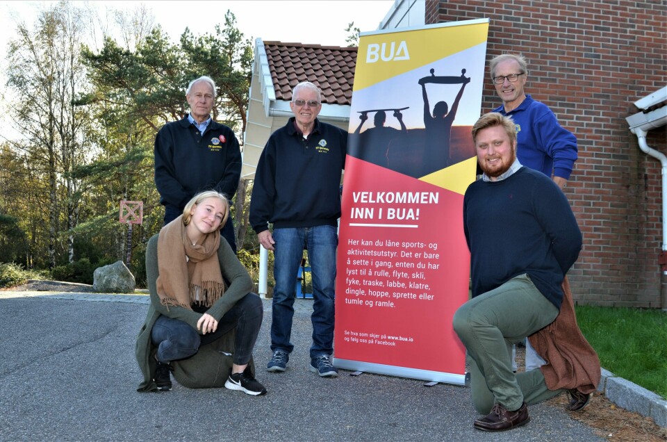 For to år siden åpnet BUA på Asmaløy. Etter initiativ fra Lions Club Hvaler. Her kan barn og unge gratis låne sports- og fritidsutstyr. Bakerst fra venstre: president i Hvaler Lions, Jon Hammer, primus motor for prosjektet Øystein Bergersen og Øyvind Johnsen. Foran: Maja Elise Olsen og Ole-Fabian Tindlund. Arkivfoto: I oktober åpnet Bua, etter initiativ fra Lions Club Hvaler. Her kan barn og unge gratis låne sports- og fritidsutstyr. Bakerst fra venstre: president i Hvaler Lions, Jon Hammer, primus motor for prosjektet Øystein Bergersen og Øyvind Johnsen. Foran: 10. klassingen Maja Elise Olsen og lærer Ole-Fabian Tindlund.