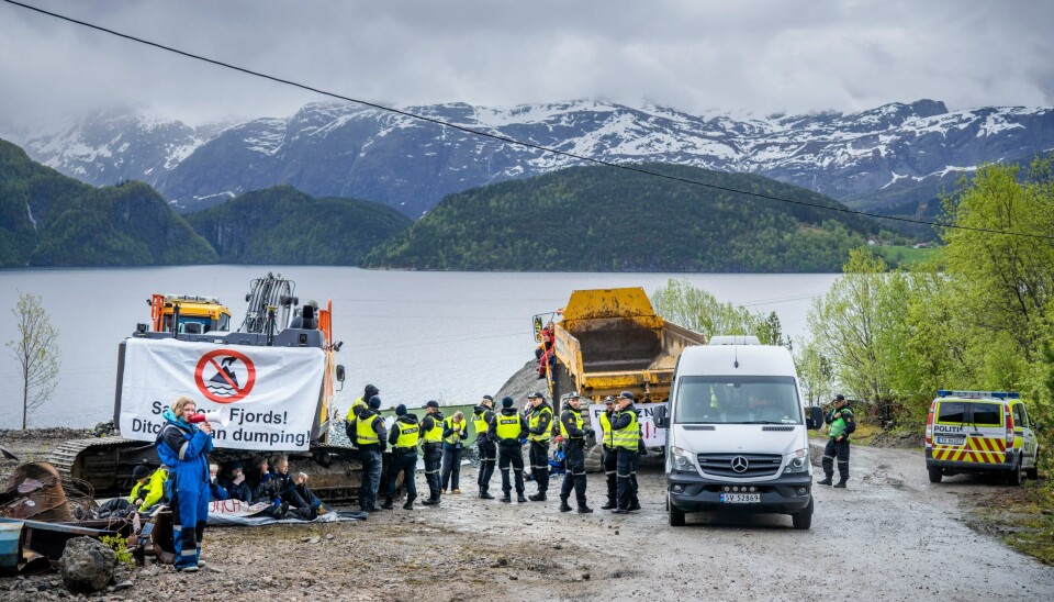 Rundt 20 aksjonister ble 12. mai 2022 pågrepet da de demonstrerte mot deponi i Førdefjorden Kampen mot gruvedeponi i Førdefjorden har vart i mange år. Foto: Ole Berg-Rusten / NTB
