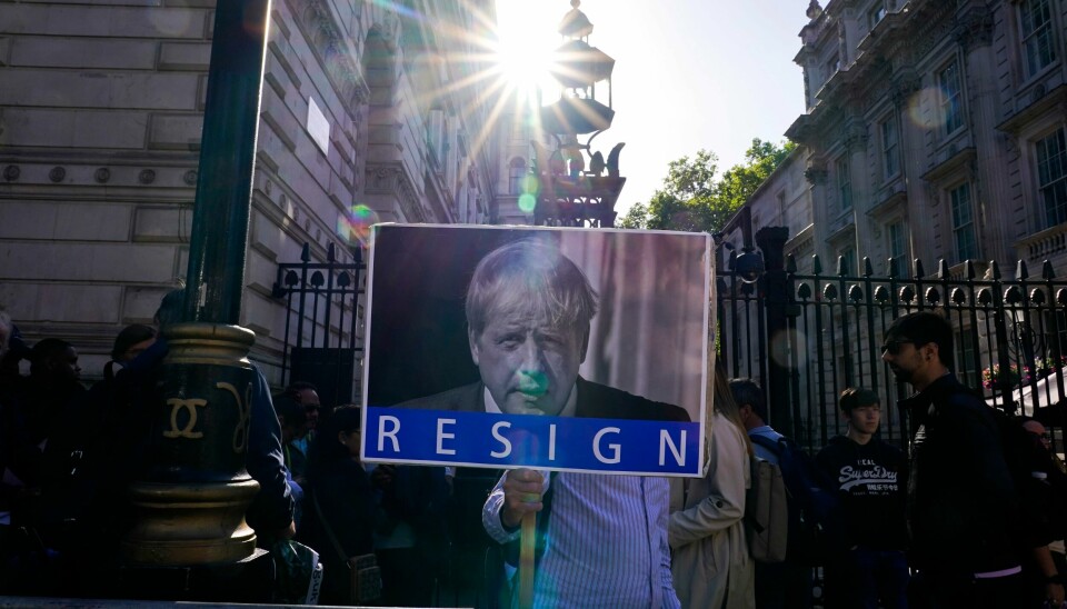 Gå av! En demonstrant viser tydelig hva han mener om Storbritannias statsminister Boris Johnson. Presset mot Johnson øker også blant hans egne parlamentsmedlemmer. Gå av! En demonstrant viser tydelig hva han mener om Storbritannias statsminister Boris Johnson. Presset mot Johnson øker også blant hans egne parlamentsmedlemmer. Foto: AP / NTB