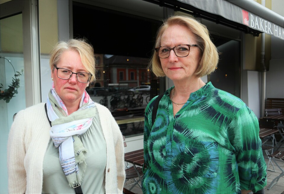 ME-syke Jane Solheim vet ikke hvordan hun skulle klart seg uten familiens støtte. Både mentalt og økonomisk har foreldrene og samboeren alltid stilt opp for henne. Moren Berit Paulsen (t.h.) steppet inn som sjåfør da hun møtte til nytt intervju med Dagsavisen. ME-syke Jane Solheim vet ikke hvordan hun skulle klart seg uten familiens støtte - her med moren.......