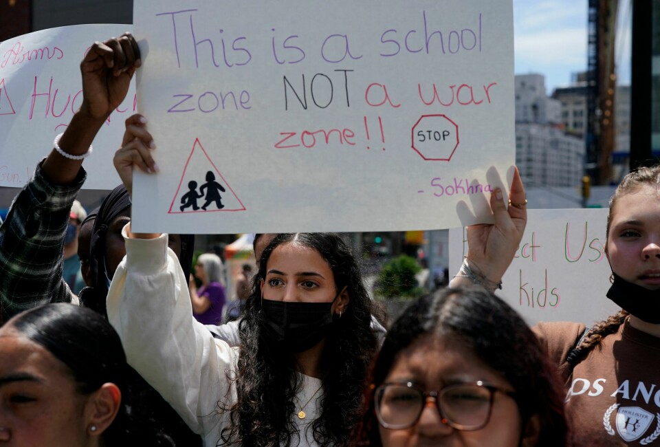'Dette er en skolesone, ikke krigssone' står det på plakaten en av demonstrantene i New York hadde med seg under en protest tidligere i mai for bevaring av abortrettighetene. 'Dette er en skolesone, ikke krigssone' står det på plakaten en av demonstrantene i New York hadde med seg under en protest tidligere i mai for bevaring av abortrettighetene.