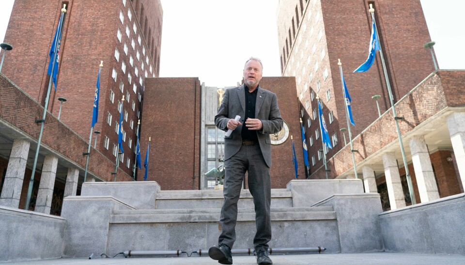 Ordfører Raymond Johansen midt i fontenen ved rådhuset i Oslo. Fontenen er tørrlagt som en del av tiltakene for å spare vann. Ordfører Raymond Johansen midt i fontenen ved rådhuset i Oslo. Fontenen er tørrlagt som en del av tiltakene for å spare vann. Foto: Terje Pedersen / NTB
