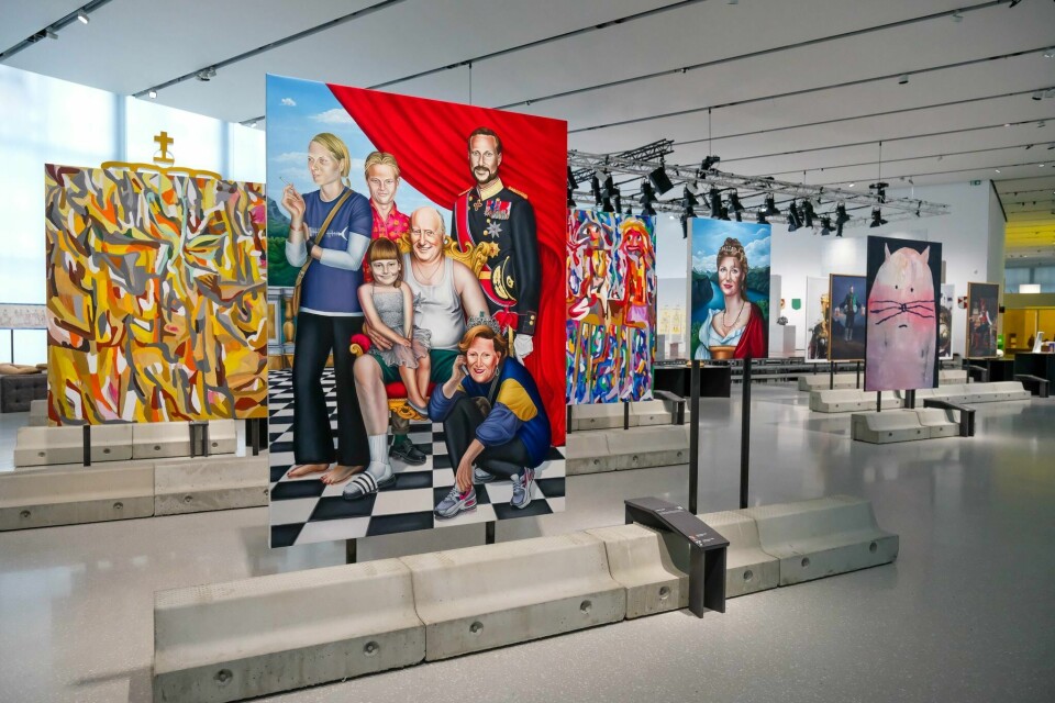 11, juni åpner nye Nasjonalmuseet for offentligheten, men allerede nå har pressen fått et innblikk i hva innsiden av den utskjelte bygningen rommer. Her fra åpningsutstillingen «Jeg kaller det kunst» i Nasjonalmuseet. Foran Lena Trydals malerier av kongefamilien. Nasjonalmuseet.