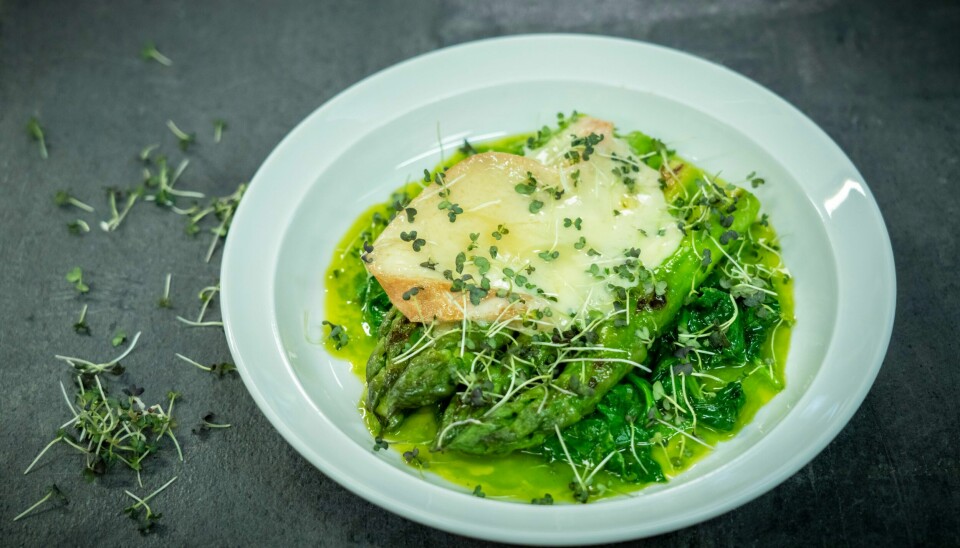 Er du blant de mange som liker smeltet ost, er kombinasjonen med asparges, spinat og ramsløksmør helt nydelig. Foto: Ole Berg-Rusten OSTEFAVORITT: Er du blant de mange som liker smeltet ost, er kombinasjonen med asparges, spinat og ramsløksmør helt nydelig. Foto: Ole Berg-Rusten / NTB