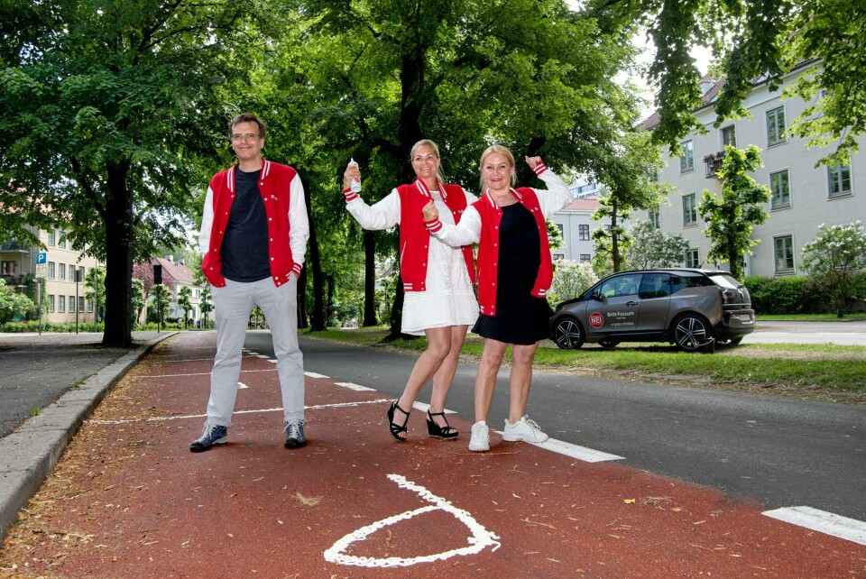 I fjor sommer hadde Folkets Parti tre bystyrerepresentanter i Oslo. Nå har Bjørn Revil, til venstre, forlatt Cecilie Lyngby og Britt Fossum til fordel for Fremskrittspartiet. Cecilie Lyngby, Britt Fossum og Bjørn Revil. utgjør bystyregruppa til Folkeaksjonen nei til mer bompenger (FNB). Tidligere i sommer aksjonerte de i Gyldenløves gate ved å male opp de gamle parkeringsplassene med pisket krem. Aksjonen samlet en del skuelystne sympatisører, men politikerne fikk også en del skjellsord ropt etter seg.