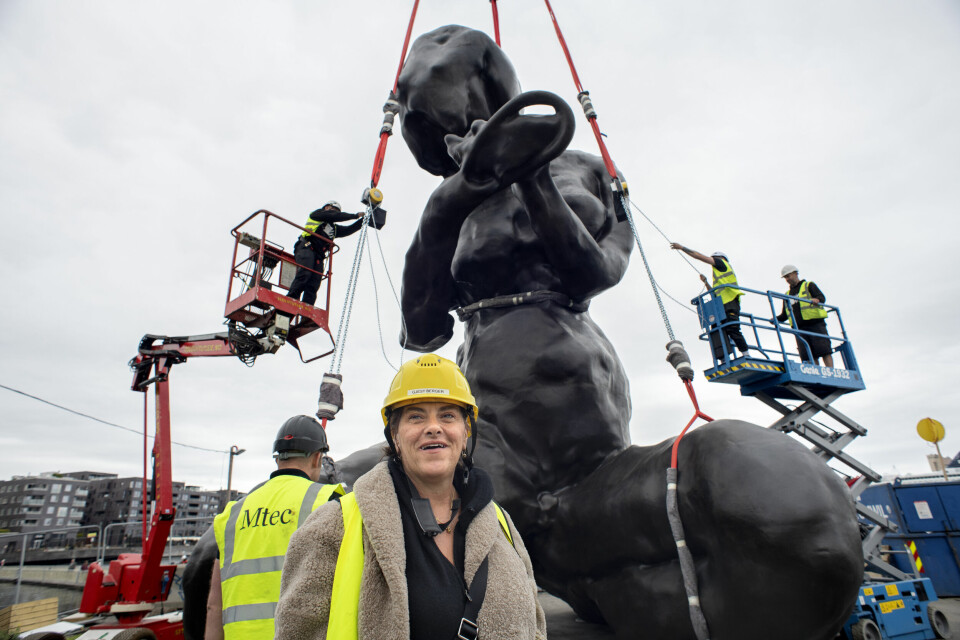 Tracey Emin foran sin 18 tonn tunge og ni meter høye «Moren». Tracey Emin. Britisk kunstner. Prøveløft av det 18 tonn tunge og ni meter høye kunstverket «Moren» med kran på Sukkerbiten.