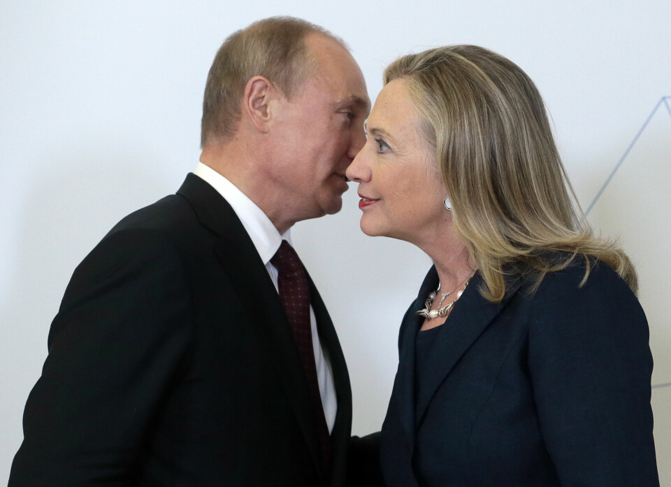 Vladimir Putin og Hillary Clinton, her fra et møte i Russland i 2012. Russian President Vladimir Putin, left, meets U.S. Secretary of State Hillary Rodham Clinton on her arrival at the APEC summit in Vladivostok, Russia, Saturday, Sept. 8, 2012. (AP Photo/Mikhail Metzel,Pool)