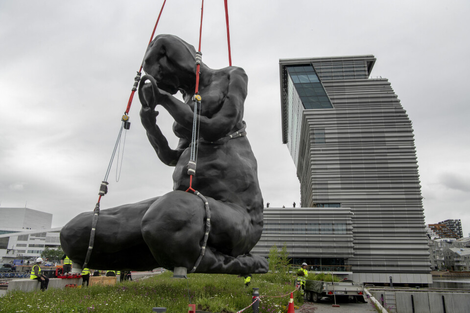«Moren» tar plass foran Munchmuseet. Tracey Emin. Britisk kunstner. Prøveløft av det 18 tonn tunge og ni meter høye kunstverket «Moren» med kran på Sukkerbiten.