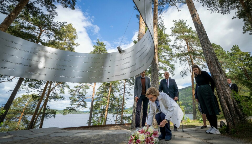 Dronning Sonja og kong Harald legger ned krans på minnesmerket på Utøya fredag. Kongeparet besøker Utøya etter eget ønske. Det er første gang de besøker øya som er åstedet for Norgeshistoriens verste terrorangrep. 22. juli 2011 ble AUF sin sommerleir angrepet av en høyreekstrem terrorist som drepte 69 personer. Dronning Sonja og kong Harald legger ned krans på minnesmerket på Utøya fredag. Kongeparet besøker Utøya etter eget ønske. Det er første gang de besøker øya som er åstedet for Norgeshistoriens verste terrorangrep. 22. juli 2011 ble AUF sin sommerleir angrepet av en høyreekstrem terrorist som drepte 69 personer.Foto: Heiko Junge / NTB