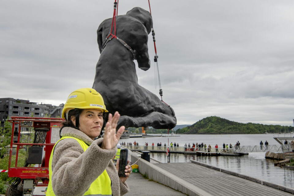 Tracey Emin. Britisk kunstner. Prøveløft av det 18 tonn tunge og ni meter høye kunstverket «Moren» med kran på Sukkerbiten. Tracey Emin. Britisk kunstner. Prøveløft av det 18 tonn tunge og ni meter høye kunstverket «Moren» med kran på Sukkerbiten.