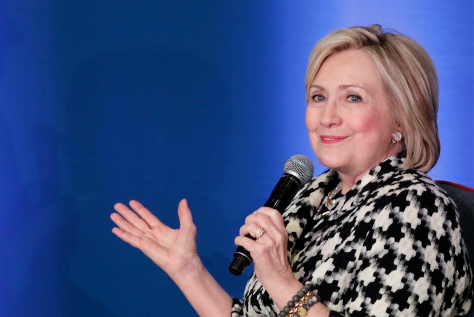 Hillary Clinton skal delta på Nobels fredsprisforum i desember.