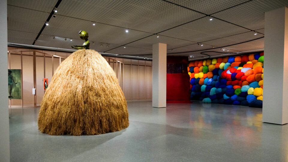 Nasjonalmuseets Søylerommet med kunst fra Fredriksen-familiens samling. Her Simone Leighs Cupboard-skulptur med Shelia Hicks' svære og fargerike 'Escalade Beyond Chromatic Lands' i bakgrunnen. Nasjonalmuseet