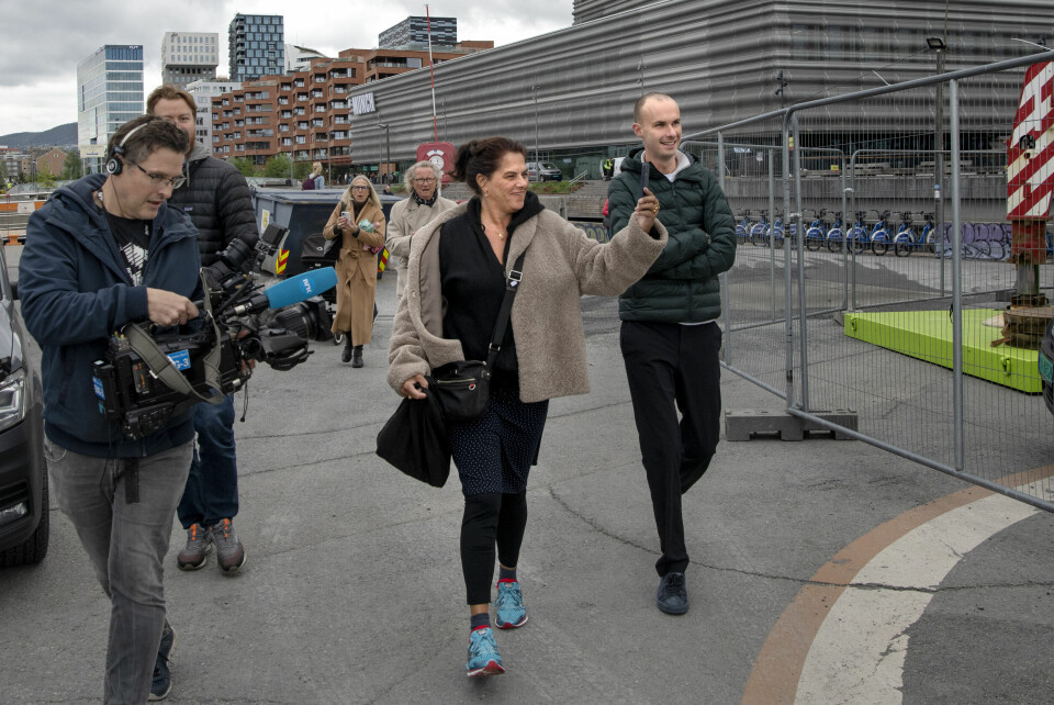 Tracey Emin ankommer sitt eget kunstverk «Moren» på Sukkerbiten. Tracey Emin. Britisk kunstner. Prøveløft av det 18 tonn tunge og ni meter høye kunstverket «Moren» med kran på Sukkerbiten.