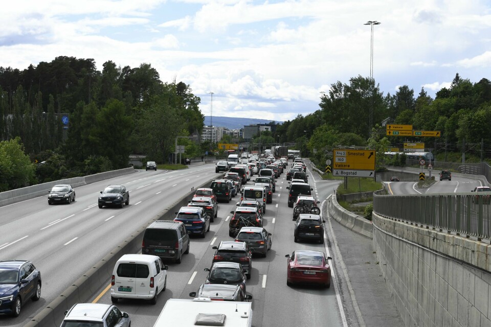 Det eneste nordmenn i trafikken frykter mer enn sjåfører som bruker mobilen bak rattet, er ruspåvirkede sjåfører. Det var betydelig pinsetrafikk ut av Oslo fredag før pinsehelgen. Foto: Annika Byrde / NTB