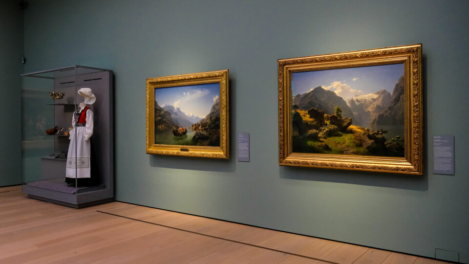 Nasjonalmuseet ved kjernen, her Tidemand og Gudes «Brudeferden i Hardanger» og ved siden av Gudes maleri ««Fjordlandskap fra Balestrand» som ble innkjøpt i 2021 for 4.1 millioner kroner. Nasjonalmuseet