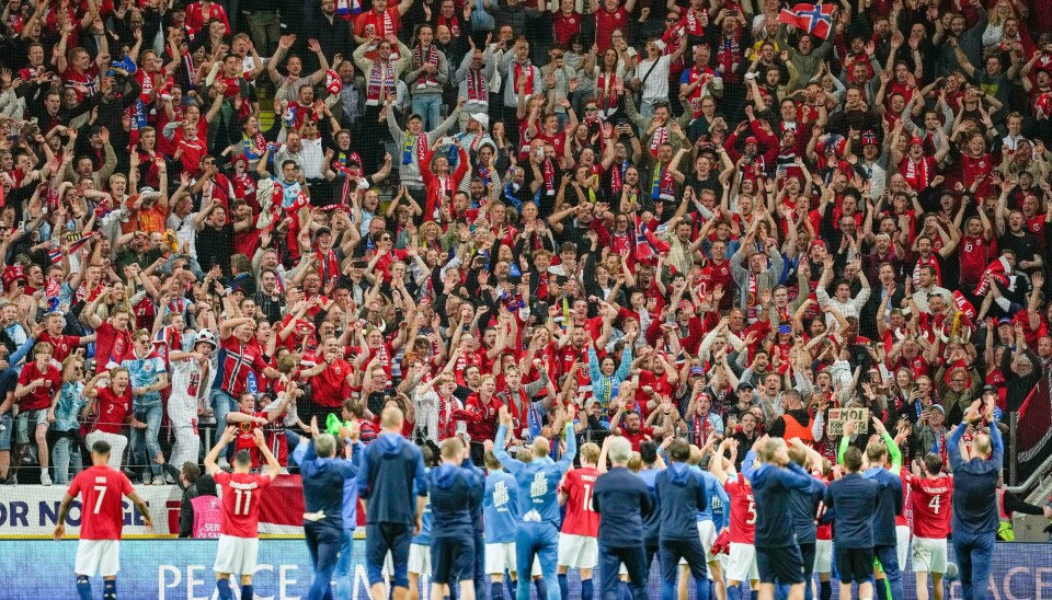 De norske spillerne feirer foran sine supportere på Friends Arena søndag kveld. De norske spillerne feirer foran sine supportere på Friends Arena søndag kveld.