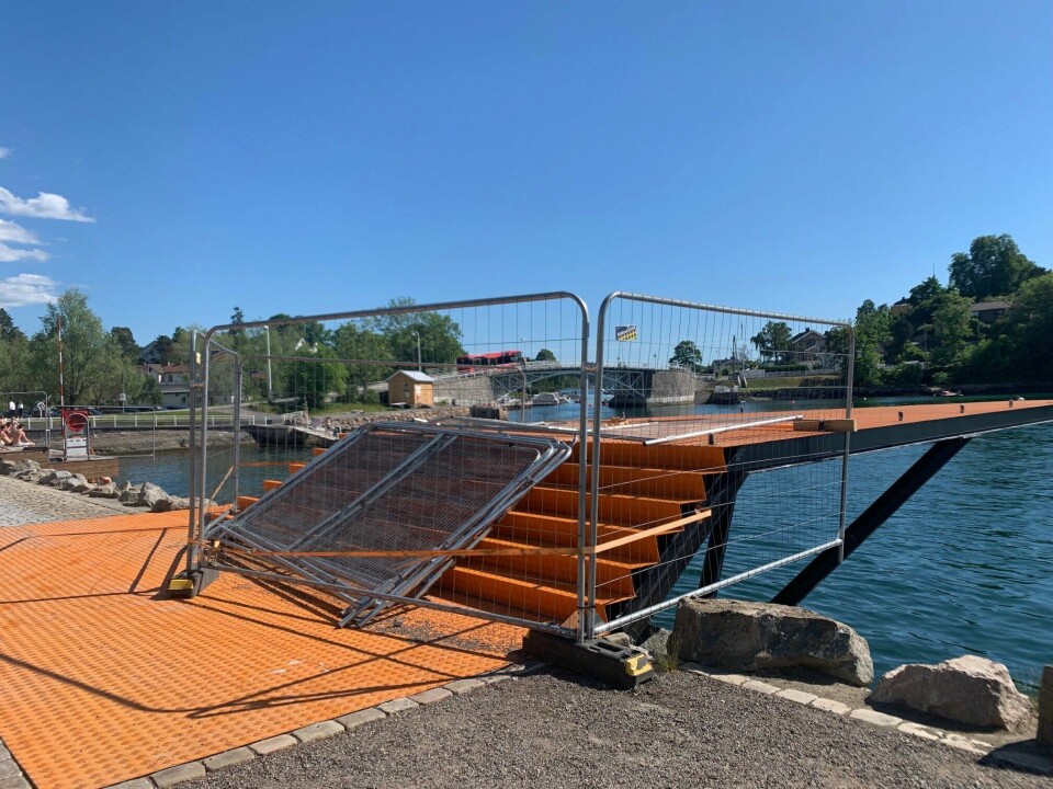 Stupetårnet på Bekkelagsbadet har vært stengt lenge. Nå skal det åpne igjen. Stupetårn med byggegjerde