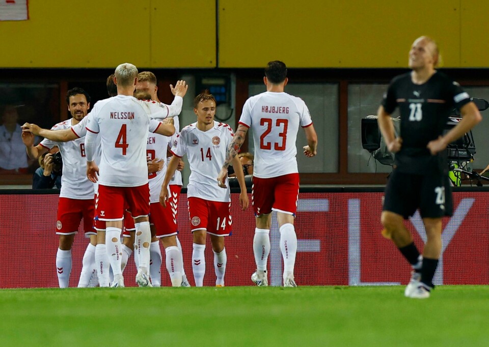 De danske spillerne jubler sammen med Jens Stryger Larsen etter backens avgjørende scoring mot Østerrike. De danske spillerne jubler sammen med Jens Stryger Larsen etter backens avgjørende scoring mot Østerrike.