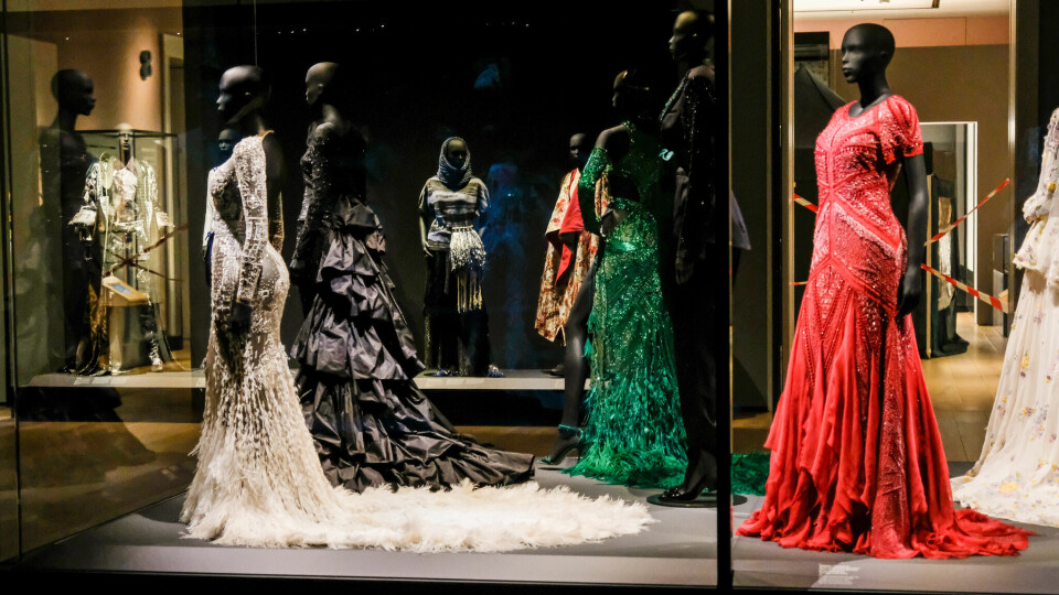 Peter Dundas er blant designerne som har fått plass i Nasjonalmuseet, her med kjolene til blant andre Kim Kardashian (til venstre). Nasjonalmuseet