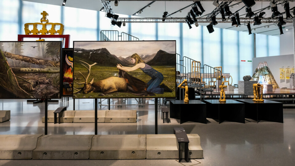 Fra utstillingen «Jeg kaller det kunst» i Lyshallen i Nasjonalmuseet. I midten maleriet «Highlands» av Christer Karlstad. Nasjonalmuseet.
