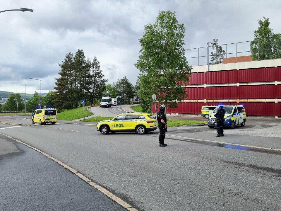 En mann ble onsdag kveld skutt i nærheten av Trosterud fritidsklubb i Oslo. Vedkommende er skadet, ukjent skadeomfang. Politiet søker etter en eller flere gjerningsmenn. En mann ble onsdag kveld skutt i nærheten av Trosterud fritidsklubb i Oslo. Vedkommende er alvorlig, men ikke kritisk skadd, ifølge politiet. Politiet søker etter en eller flere gjerningsmenn. Foto: Kristoffer Hagen / NTB