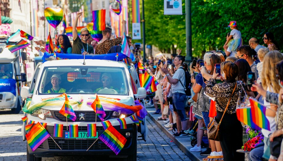 Pride-paraden i Oslo i 2021. En lærer i Osloskolen reagerer på at lærere og elever i år kan gå under Osloskolens fane.