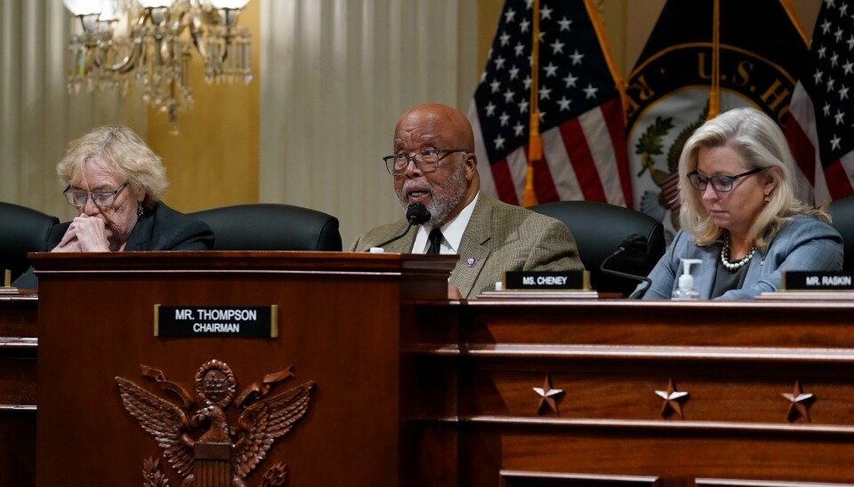 Komiteen i Representantenes hus som har gransket stormingen av kongressbygningen, ledet av demokraten Bennie Thompson (i midten), innkaller torsdag til åpen høring. Komiteens nestleder Liz Cheney (t.h.) er den ene av to republikanere som har deltatt i komiteen. Komiteen i Representantenes hus som har gransket stormingen av kongressbygningen, ledet av demokraten Bennie Thompson (i midten), innkaller torsdag til åpen høring. Komiteens nestleder Liz Cheney (t.h.) er den ene av to republikanere som har deltatt i komiteen. Foto: AP / NTB
