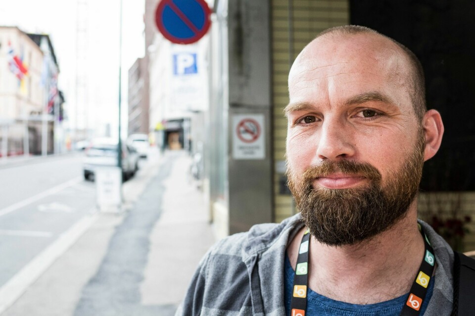 Klaus Lintho, fengselsbetjent og delegat til LO-kongressen, måtte via sms fra kongressalen berolige en kollega som var overveldet av bemanningsmangel i fengselet. STRESSET: Klaus Lintho, fengselsbetjent og delegat til LO-kongressen, måtte via sms fra kongressalen berolige en kollega som var overveldet av bemanningsmangel i fengselet.